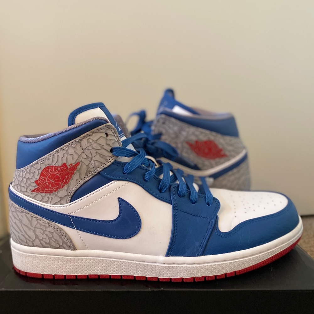 Air Jordan 1 Retro Mid True Blue